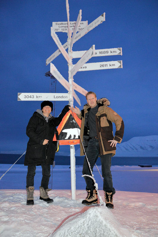 92 Svalbard Laila and Tomas sign