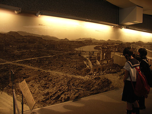 Japan scoolkids in museum